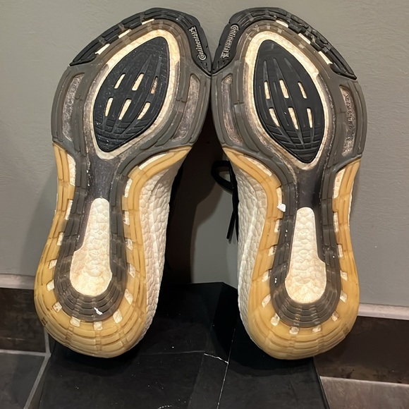 Adidas Ultraboost Women’s Size 9 1/2 in preowned good condition - Picture 4 of 7